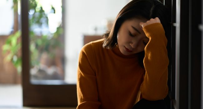 落ち込む女性